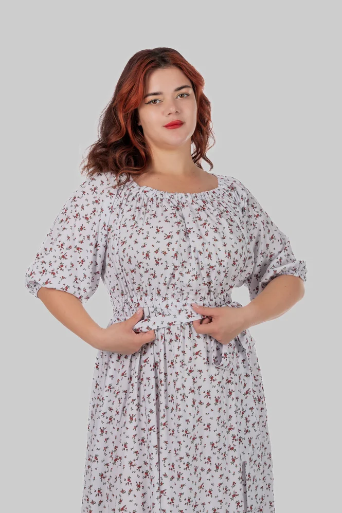 Жіноча літня сукня максі plus size зі штапелю з відкритими плечима, поясом і квітковим принтом MIREYA (білий) — фото 5 (665x998)