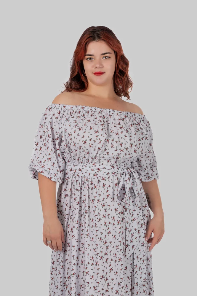 Жіноча літня сукня максі plus size зі штапелю з відкритими плечима, поясом і квітковим принтом MIREYA (білий) — фото 7 (665x998)