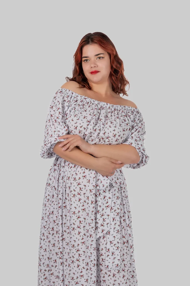 Жіноча літня сукня максі plus size зі штапелю з відкритими плечима, поясом і квітковим принтом MIREYA (білий) — фото 8 (665x998)