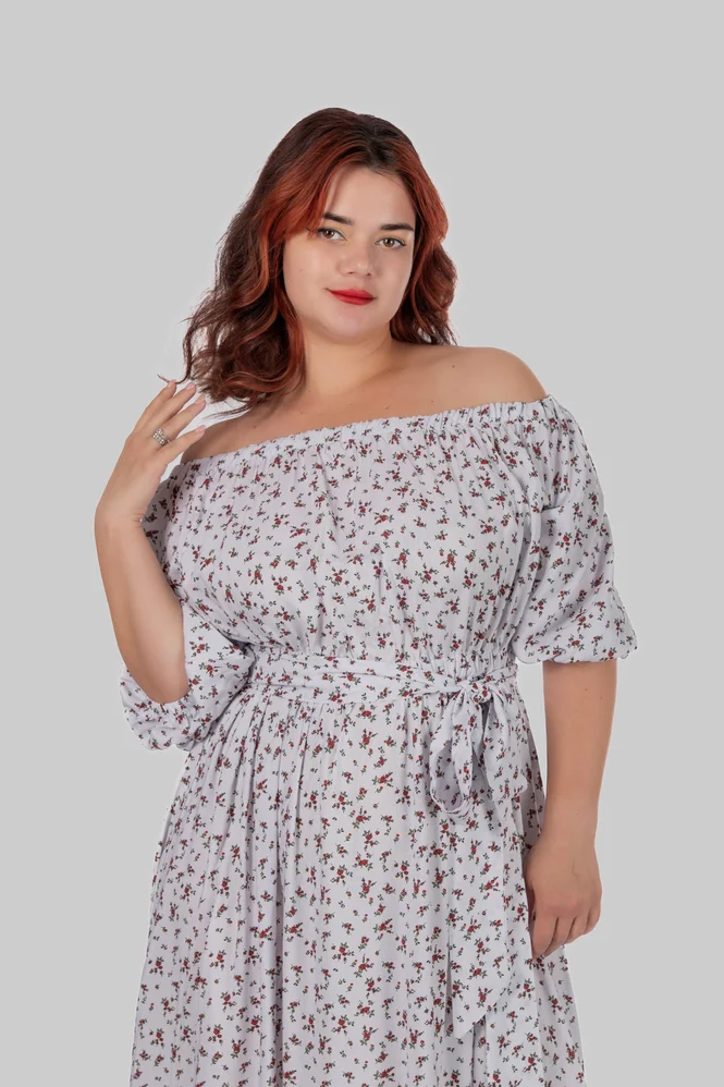 Жіноча літня сукня максі plus size зі штапелю з відкритими плечима, поясом і квітковим принтом MIREYA (білий) — фото 9 (665x998)