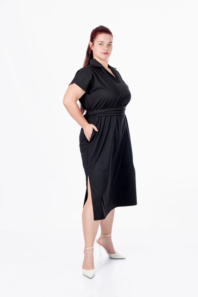 Легка літня сукня міді plus size з поясом, коміром, V-вирізом і кишенями, поплін 100% бавовна Raven Light (чорний) — фото 2 (665x998)