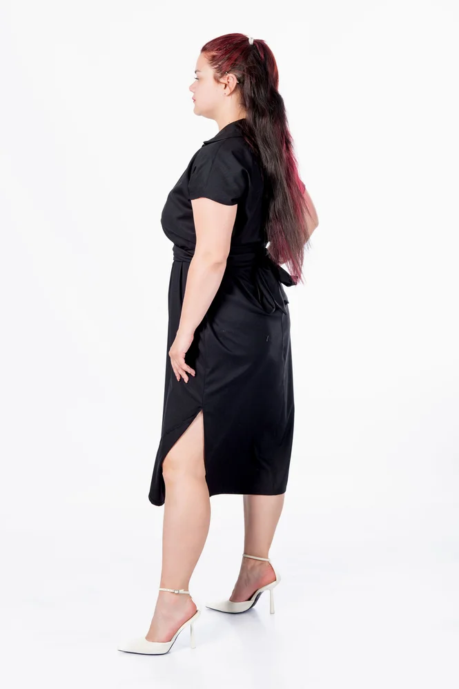 Легка літня сукня міді plus size з поясом, коміром, V-вирізом і кишенями, поплін 100% бавовна Raven Light (чорний) — фото 3 (665x998)