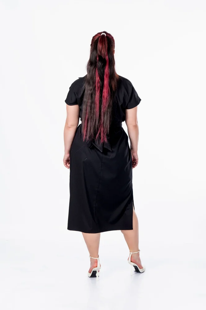 Легка літня сукня міді plus size з поясом, коміром, V-вирізом і кишенями, поплін 100% бавовна Raven Light (чорний) — фото 4 (665x998)
