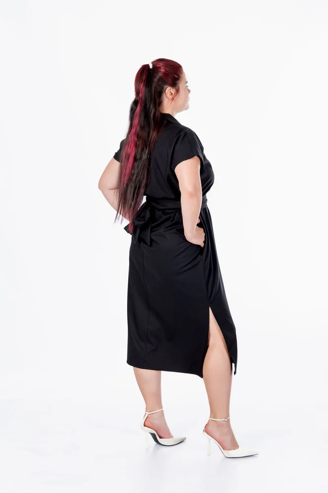 Легка літня сукня міді plus size з поясом, коміром, V-вирізом і кишенями, поплін 100% бавовна Raven Light (чорний) — фото 5 (665x998)