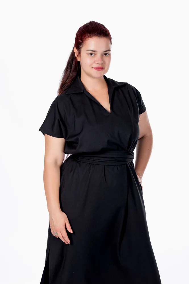 Легка літня сукня міді plus size з поясом, коміром, V-вирізом і кишенями, поплін 100% бавовна Raven Light (чорний) — фото 6 (665x998)