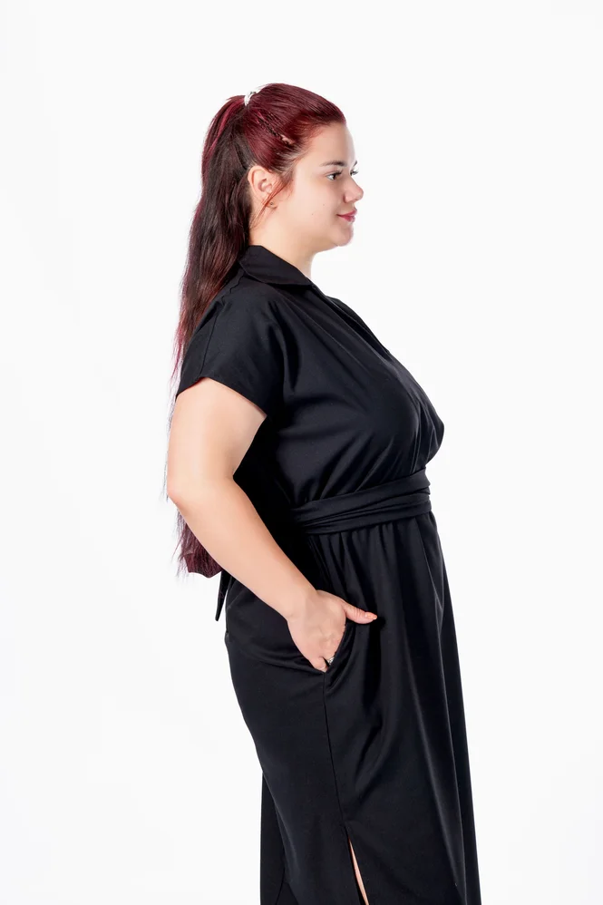 Легка літня сукня міді plus size з поясом, коміром, V-вирізом і кишенями, поплін 100% бавовна Raven Light (чорний) — фото 7 (665x998)