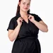 Легка літня сукня міді plus size з поясом, коміром, V-вирізом і кишенями, поплін 100% бавовна Raven Light (чорний) — фото 8 (75x75)
