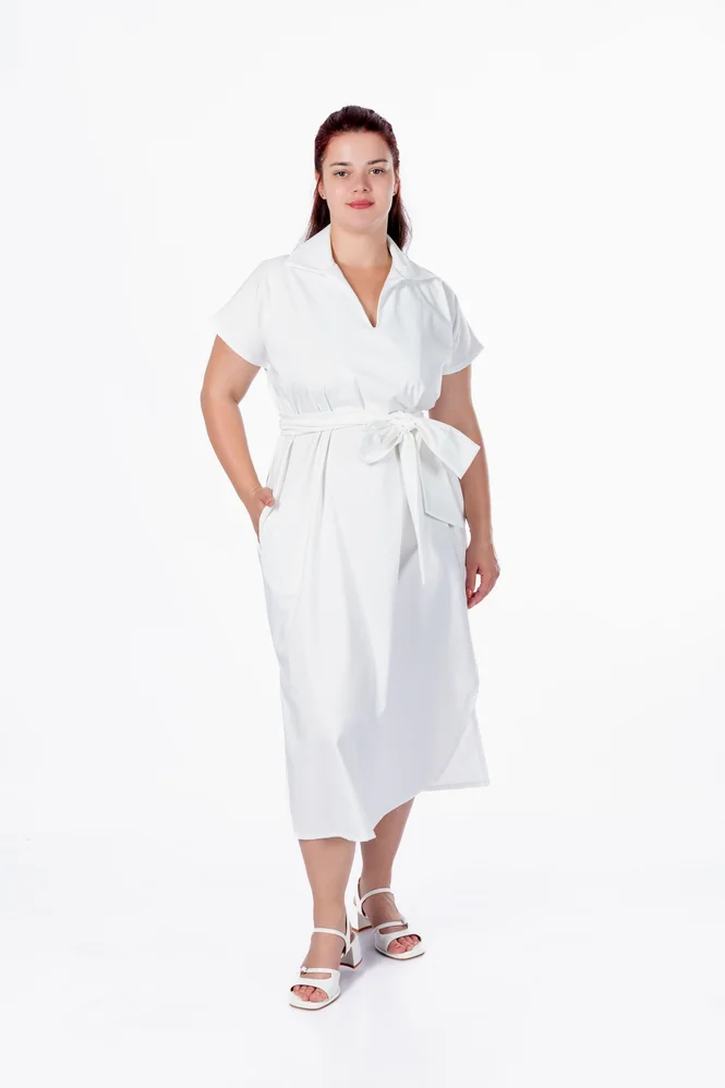 Легка літня сукня міді plus size з поясом, коміром, V-вирізом і кишенями, поплін 100% бавовна Raven Light (молочний) — фото 3 (665x998)