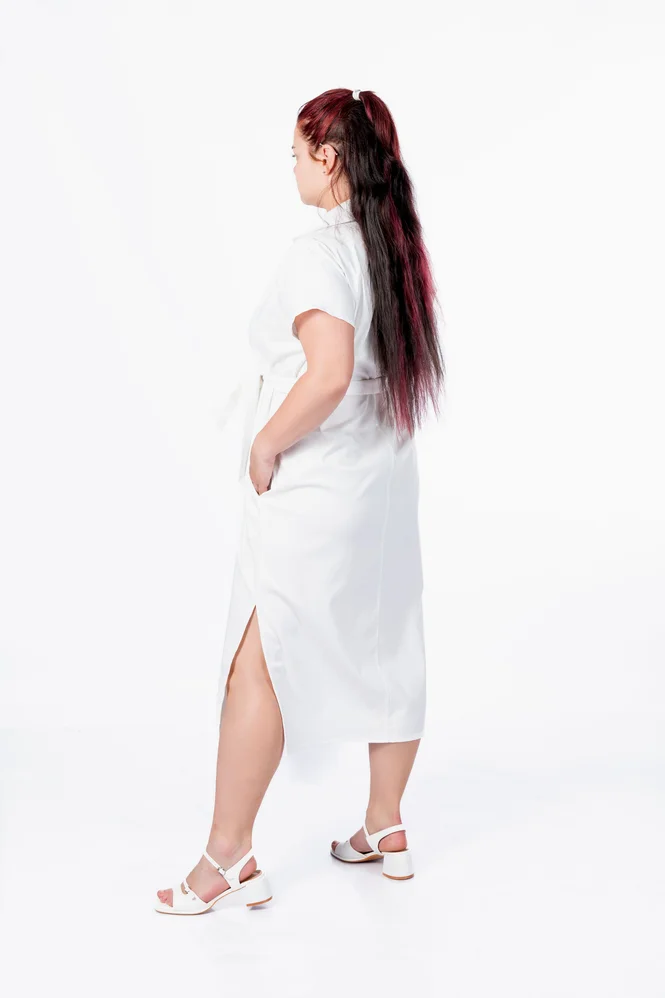 Легка літня сукня міді plus size з поясом, коміром, V-вирізом і кишенями, поплін 100% бавовна Raven Light (молочний) — фото 4 (665x998)