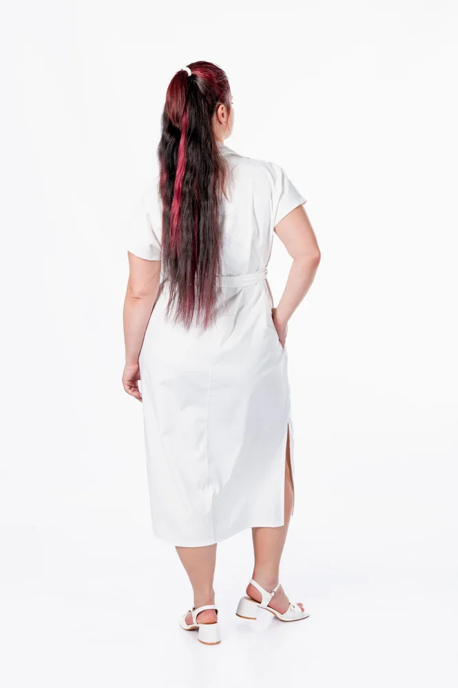 Легка літня сукня міді plus size з поясом, коміром, V-вирізом і кишенями, поплін 100% бавовна Raven Light (молочний) — фото 5 (665x998)