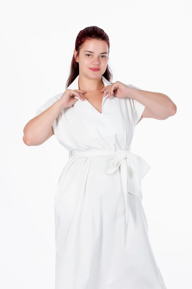 Легка літня сукня міді plus size з поясом, коміром, V-вирізом і кишенями, поплін 100% бавовна Raven Light (молочний) — фото 6 (665x998)