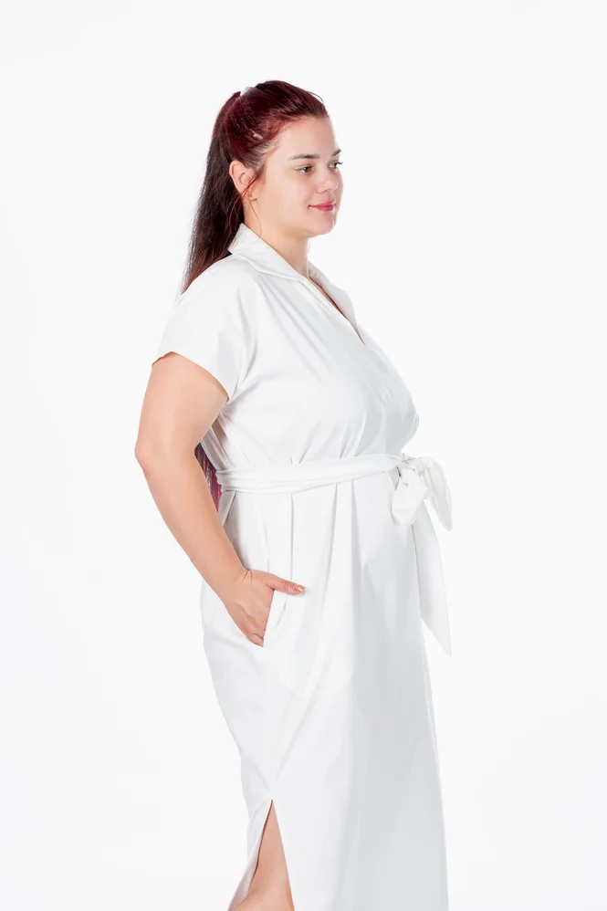 Легка літня сукня міді plus size з поясом, коміром, V-вирізом і кишенями, поплін 100% бавовна Raven Light (молочний) — фото 7 (665x998)
