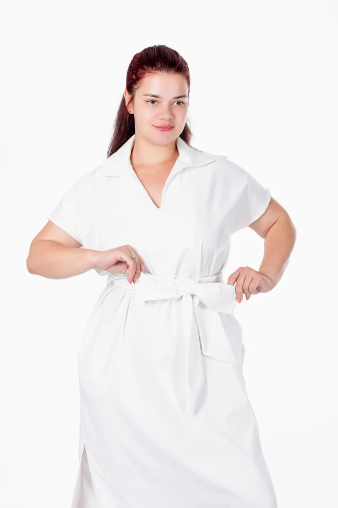 Легка літня сукня міді plus size з поясом, коміром, V-вирізом і кишенями, поплін 100% бавовна Raven Light (молочний) — фото 8 (665x998)