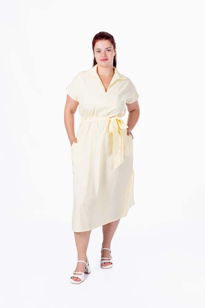 Легка літня сукня міді plus size з поясом, коміром, V-вирізом і кишенями, поплін 100% бавовна Raven Light (вершковий) — фото 3 (665x998)