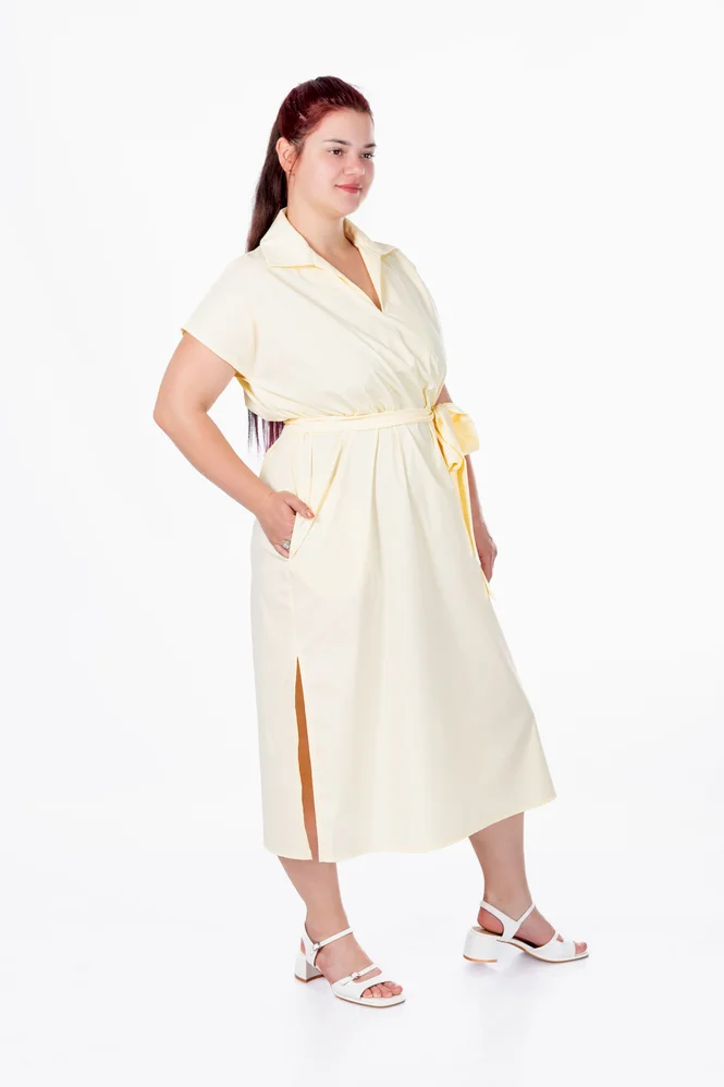 Легка літня сукня міді plus size з поясом, коміром, V-вирізом і кишенями, поплін 100% бавовна Raven Light (вершковий) — фото 4 (665x998)