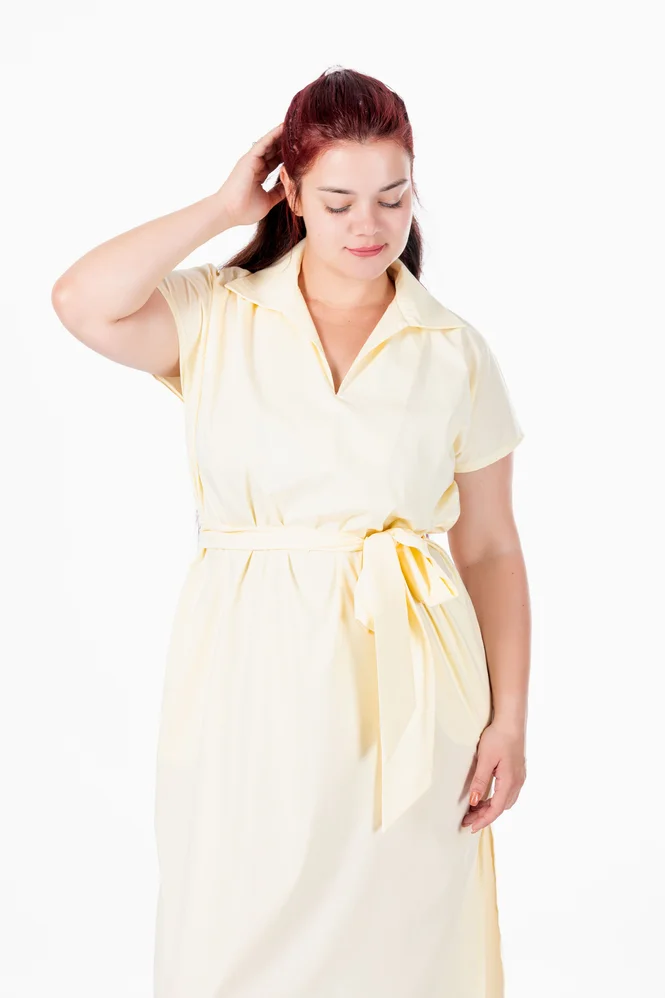 Легка літня сукня міді plus size з поясом, коміром, V-вирізом і кишенями, поплін 100% бавовна Raven Light (вершковий) — фото 7 (665x998)