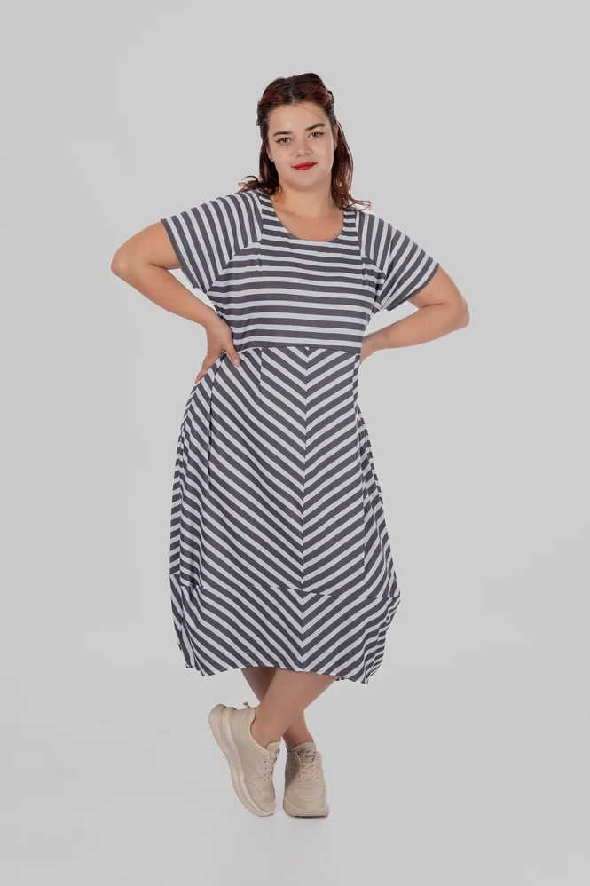 Жіноча сукня-кокон plus size у смужку з кишенями та асиметричним низом SELMA (темно-сірий) — фото 2 (665x998)