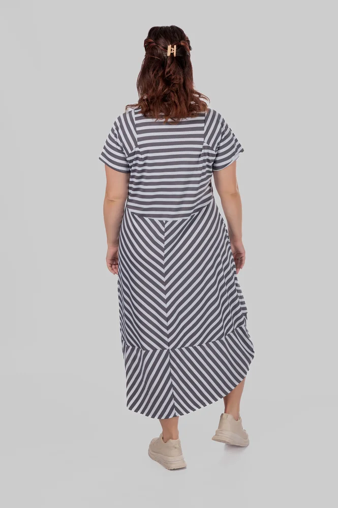 Жіноча сукня-кокон plus size у смужку з кишенями та асиметричним низом SELMA (темно-сірий) — фото 3 (665x998)