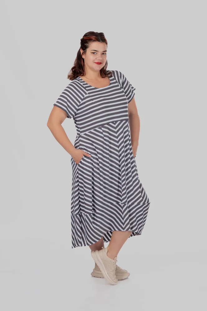Жіноча сукня-кокон plus size у смужку з кишенями та асиметричним низом SELMA (темно-сірий) — фото 5 (665x998)
