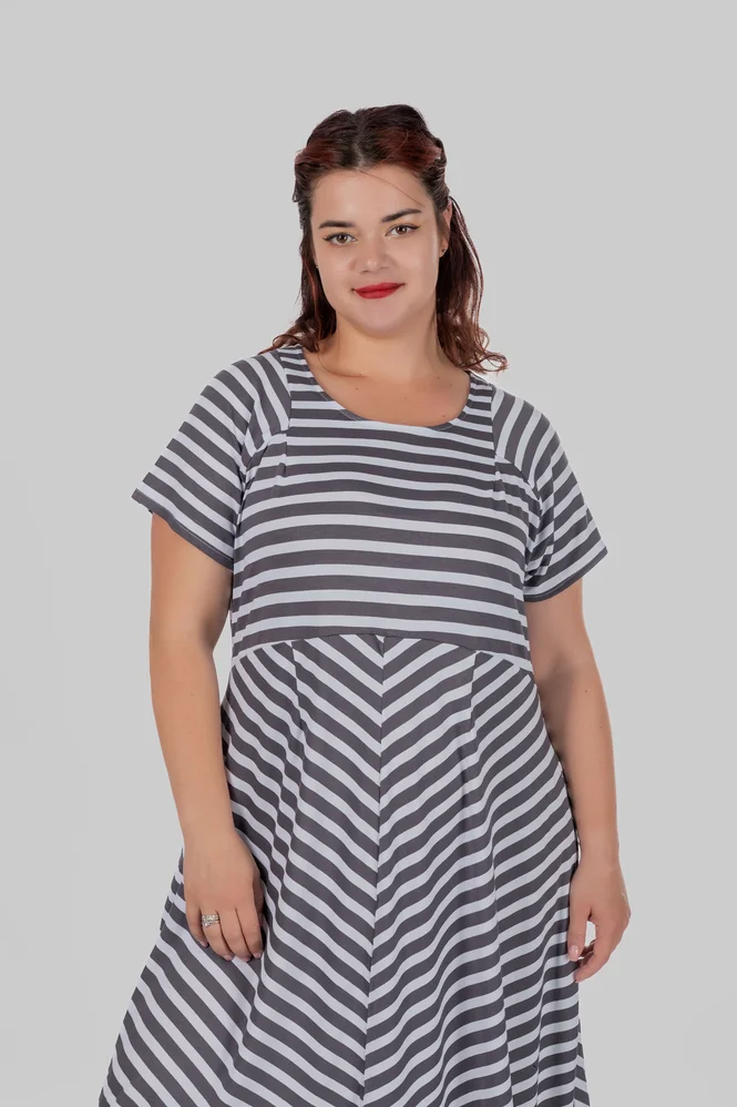 Жіноча сукня-кокон plus size у смужку з кишенями та асиметричним низом SELMA (темно-сірий) — фото 6 (665x998)