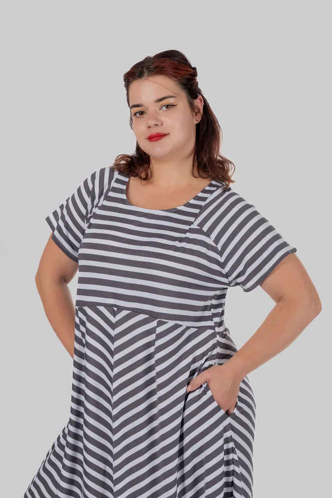 Жіноча сукня-кокон plus size у смужку з кишенями та асиметричним низом SELMA (темно-сірий) — фото 7 (665x998)