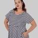 Жіноча сукня-кокон plus size у смужку з кишенями та асиметричним низом SELMA (темно-сірий) — фото 7 (75x75)