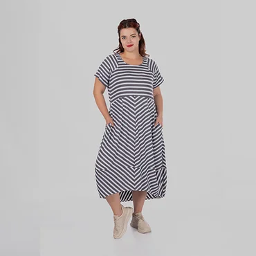 Жіноча сукня-кокон plus size у смужку з кишенями та асиметричним низом SELMA (темно-сірий)
