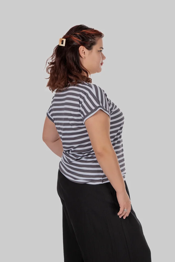 Жіноча віскозна футболка plus size у смужку з коротким рукавом TILDA (темно-сірий) — фото 3 (665x998)