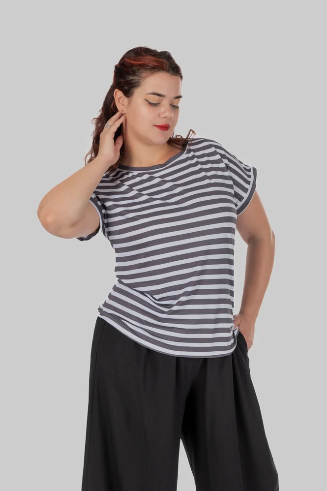 Жіноча віскозна футболка plus size у смужку з коротким рукавом TILDA (темно-сірий) — фото 4 (665x998)